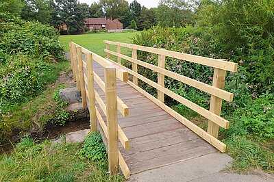 The new wood has been put in place for the rails, but the floor is made of the old, non anti-slip materials.